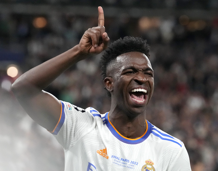 维尼修斯续约疑云：球迷态度转变成关键因素